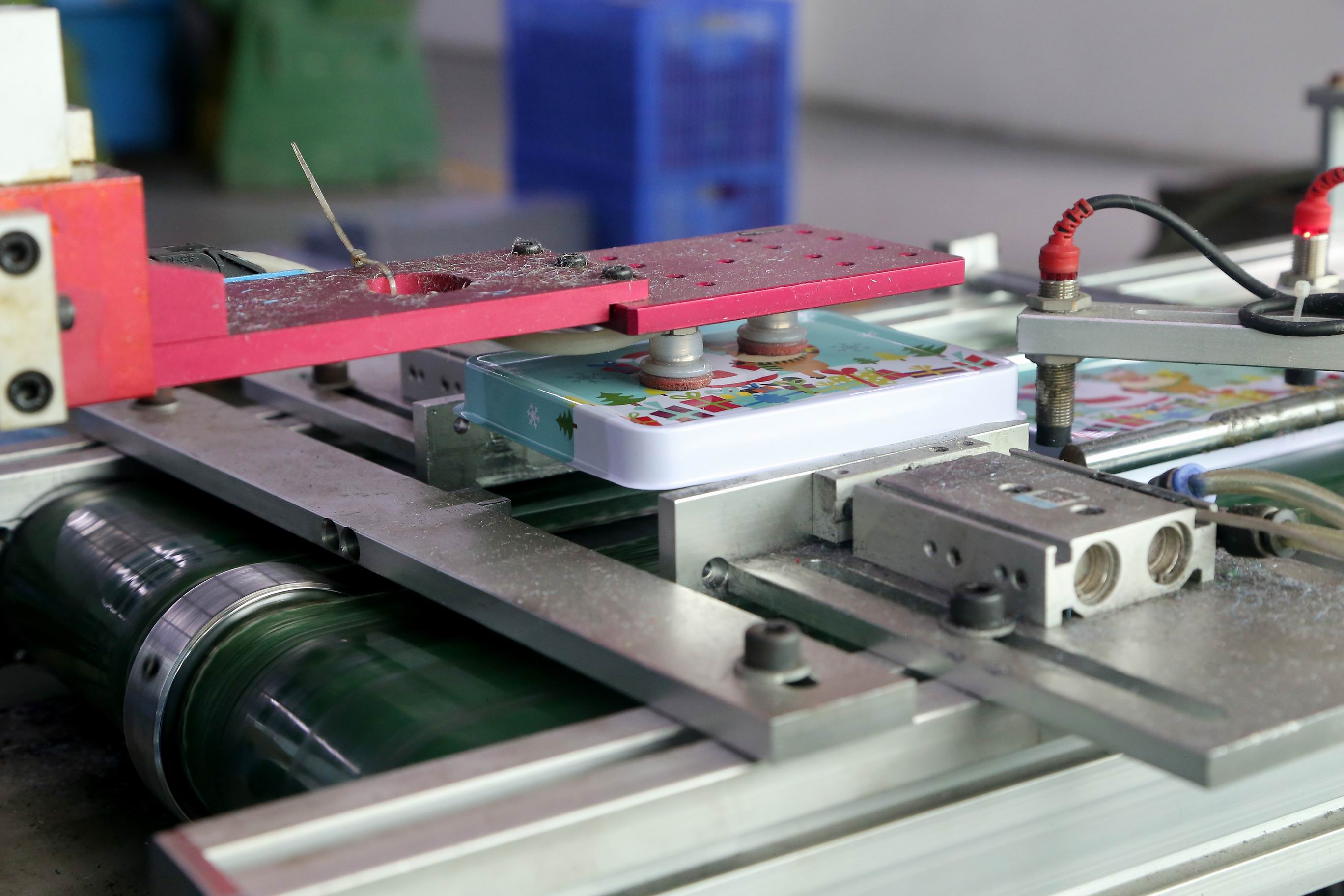 custom tin box assembly line