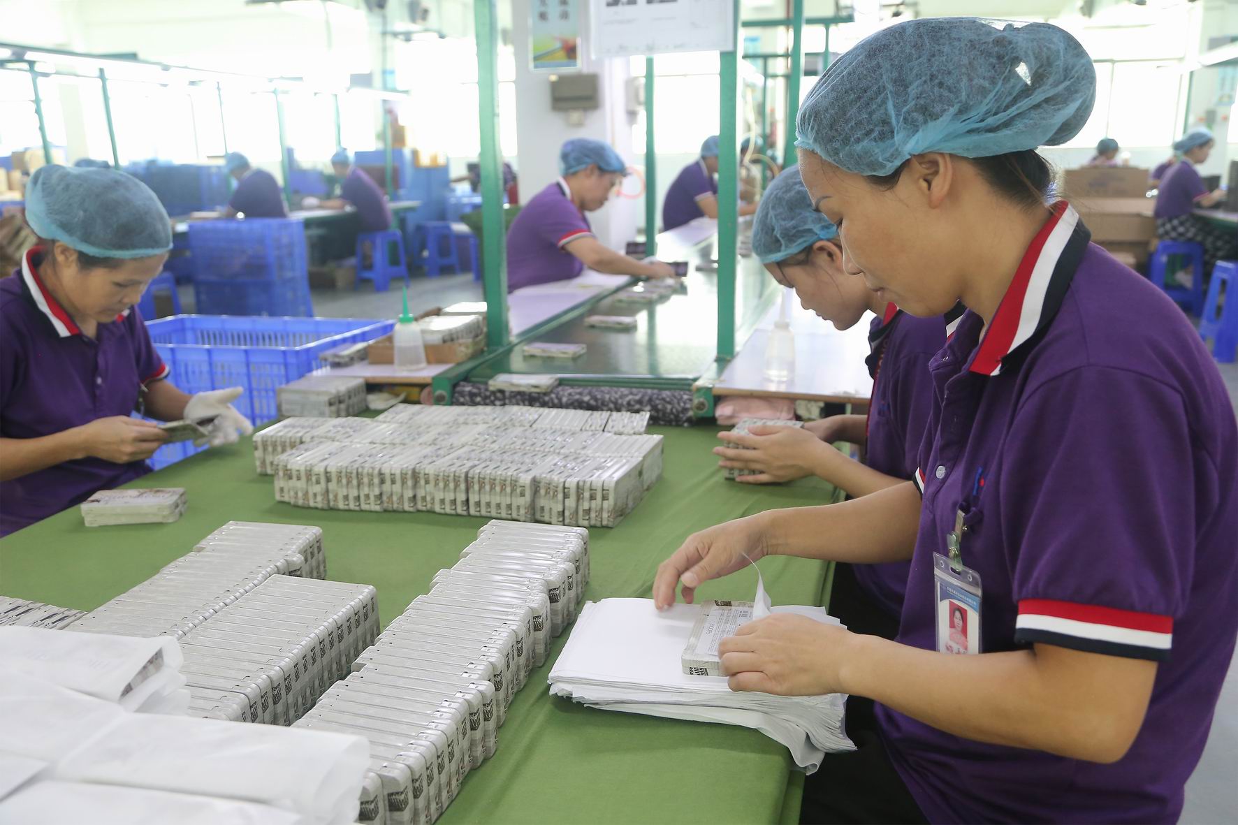 packing custom tin boxes for export